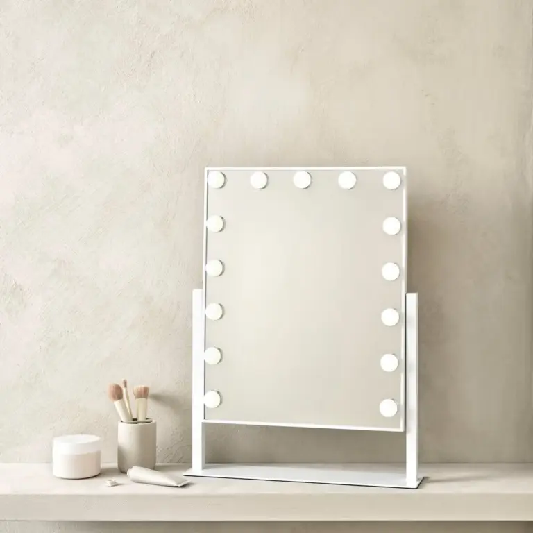 Meikkipeili valolla, 39,95€ (ovh. 99,90€) Clas Ohlson